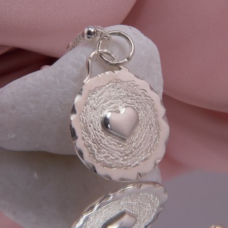 Herz Anhänger Silber poliert auf runder Platte